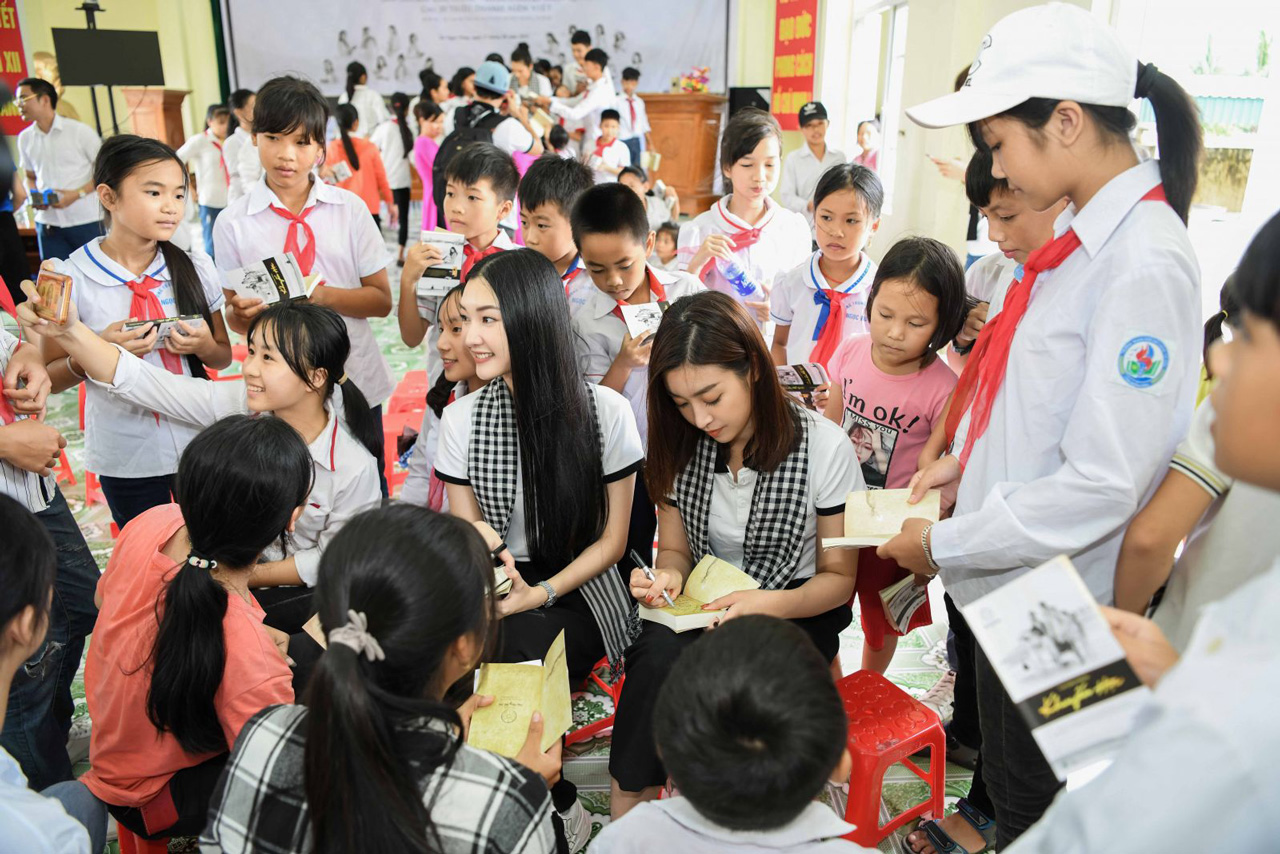 Các em học sinh, sinh viên tại các điểm trường xa xôi hào hứng đón nhận những cuốn sách quý giúp trang bị tri thức thắp sáng ước mơ do Hành trình Từ Trái Tim trao tặng.