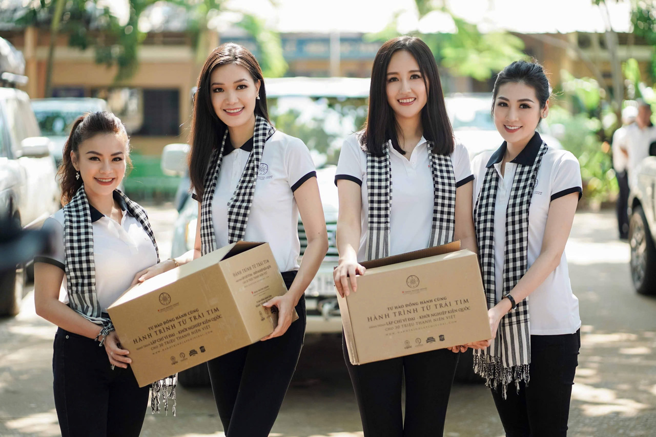 Hành trình Từ Trái Tim với những hoạt động ý nghĩa tại những điểm trường xa xôi, những vùng biên giới hẻo lánh và khắp cả nước để trao tận tay các học sinh, sinh viên những cuốn sách quý đã tạo nên hiệu ứng lan tỏa mạnh mẽ trong cộng đồng.