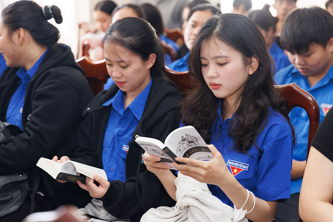 Những câu chuyện truyền cảm hứng về tinh thần dám khát vọng lớn, dám thách thức thất bại để lập thân, lập nghiệp và phụng sự cộng đồng trong những cuốn sách đổi đời của Hành trình Từ Trái Tim thu hút các bạn trẻ.